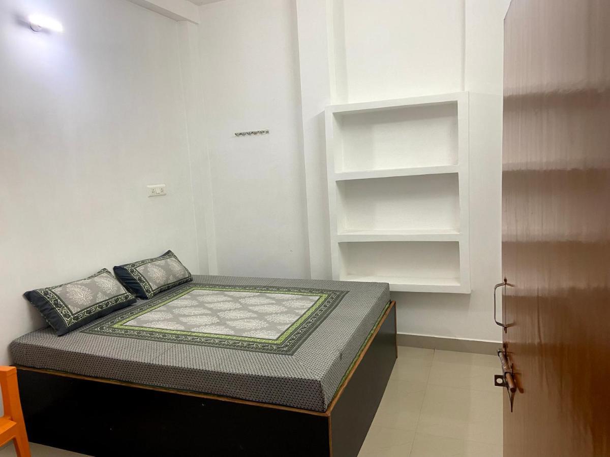 ורנאסי Garuda Guest House מראה חיצוני תמונה