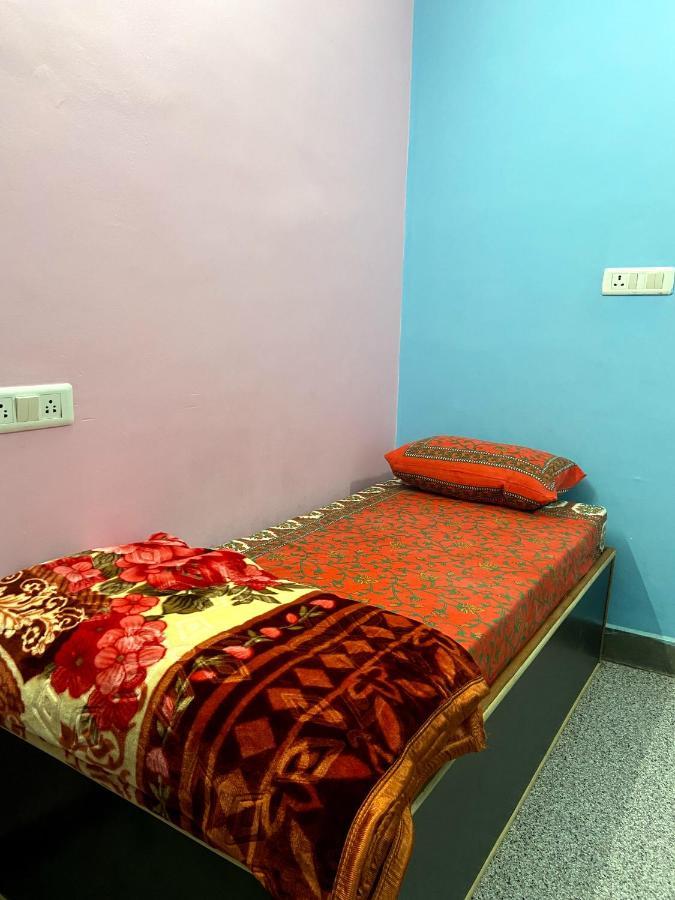 ורנאסי Garuda Guest House מראה חיצוני תמונה