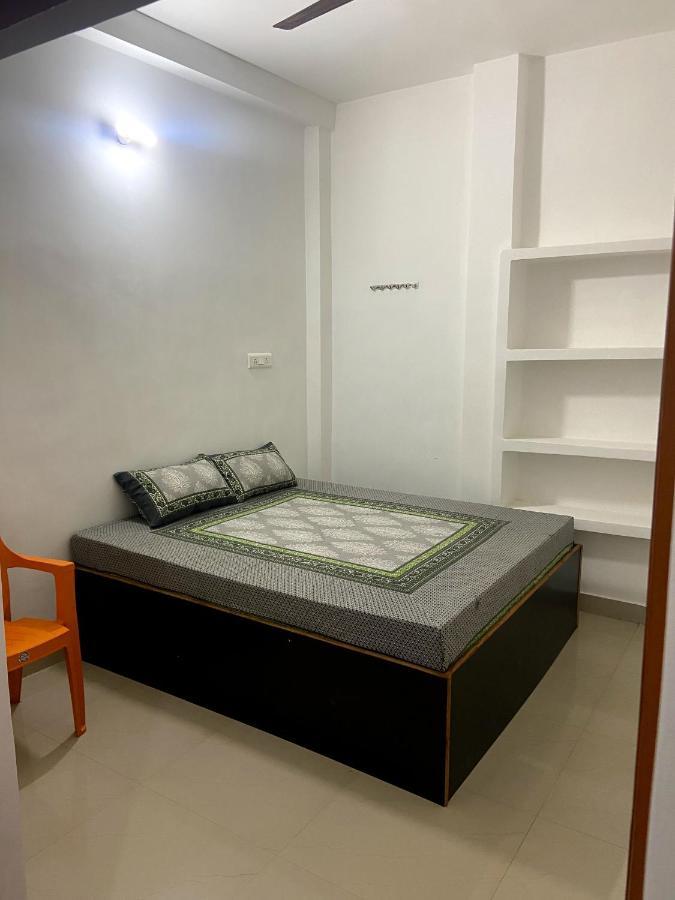 ורנאסי Garuda Guest House מראה חיצוני תמונה